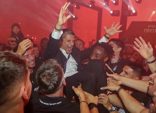 Răzvan Lucescu, purtat pe brațe de elevii săi de la Salonic
Foto: Instagram PAOK Salonic