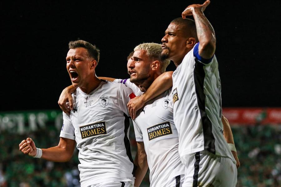 Adrian Rus (stânga), alături de Vlad Dragomir (centru), în finala Cupei Ciprului, cu Omonia Nicosia. Foto: Pafos FC Un tricolor convocat de Edi Iordănescu pentru turneul final, transfer înainte de Euro 2024 » Clubul care achită clauza