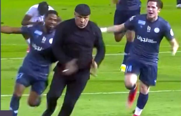 „Run, Forrest, Run!” » Imagini fabuloase cu antrenorul lui Burcă și Tănase: a rupt-o la fugă, după ce a salvat echipa!