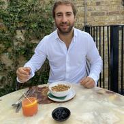 Mathieu Flamini, înainte de a mânca micul dejun favorit - iaurt cu fructe de pădure și cereal