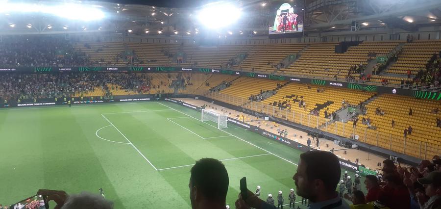 Scene incredibile, ratate de televiziuni, după finala Conference League » Prăpăd în stadion, fotbaliști umiliți