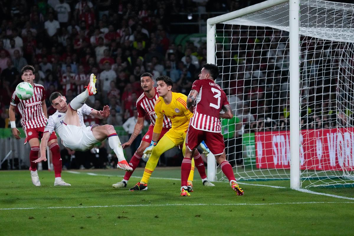 Zeii au decis: Cupa coboară în Port! Olympiakos trece de Fiorentina în prelungiri » Nebunie la Atena