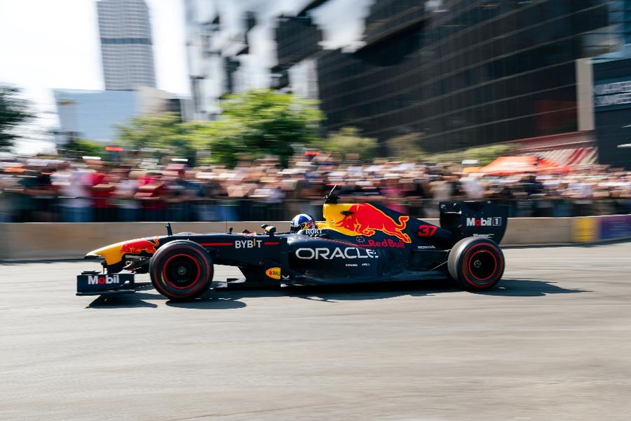Evenimentul „Red Bull Showrun by ALUMIL”: spectacolul impresionant de sport motorizat la Atena!