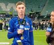 Cole Palmer, cu trofeul în pantaloni după finala Conference League