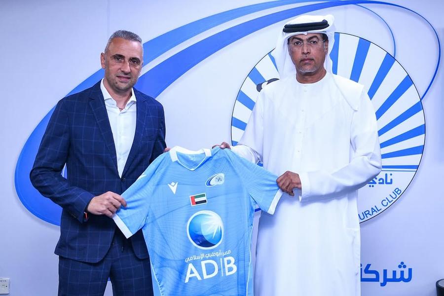 Ivaylo Petev, noul antrenor al lui Bani Yas. FOTO: Instagram @baniyasclub Liber de contract de un an, fostul antrenor de la Craiova a fost prezentat la noua echipă