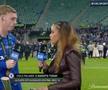 Cu trofeul în pantaloni după finala Conference League! Reportera nu s-a abținut: „Interesant...”