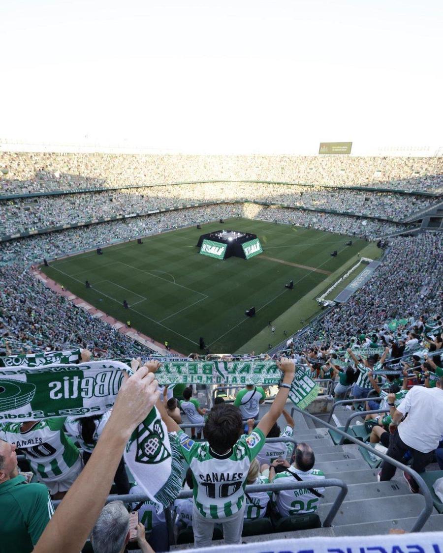 Suporterii lui Betis urmăresc împreună pe stadionul Benito Villamarin din Sevilla finala Conference League. Foto: Bolavip Fotbalul înseamnă unitate! » Stadionul Benito Villamarin, îmbrăcat în haine de sărbătoare cu ocazia finalei Conference League