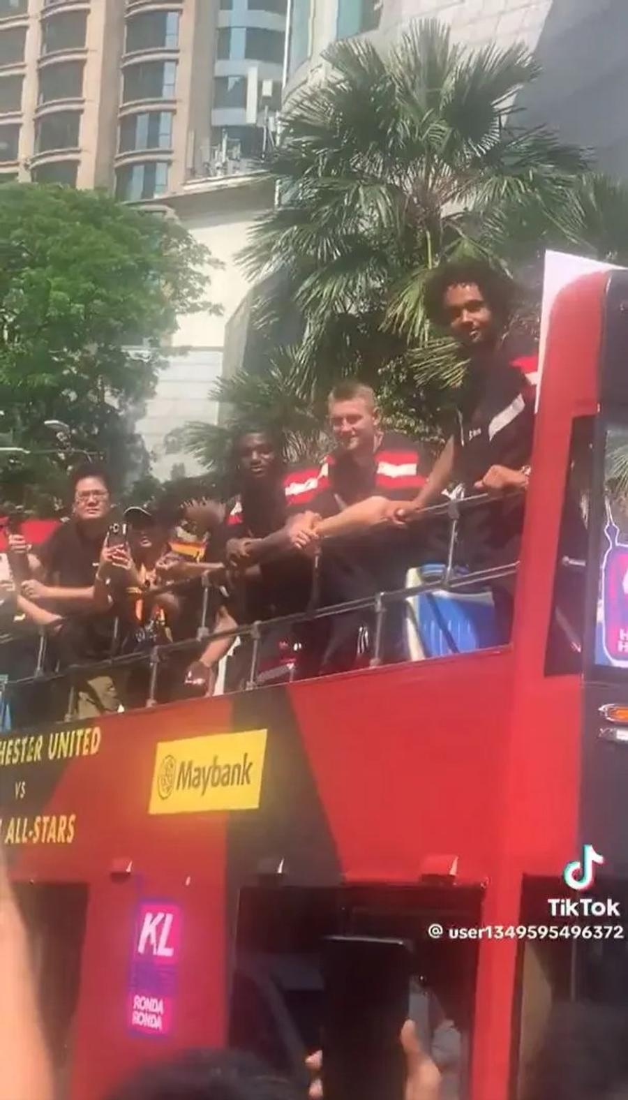 Jucătorii lui Manchester United, plimbați cu autobuzul prin Kuala Lumpur Mai penibil nici că se putea! Manchester United s-a făcut de râs și în Kuala Lumpur