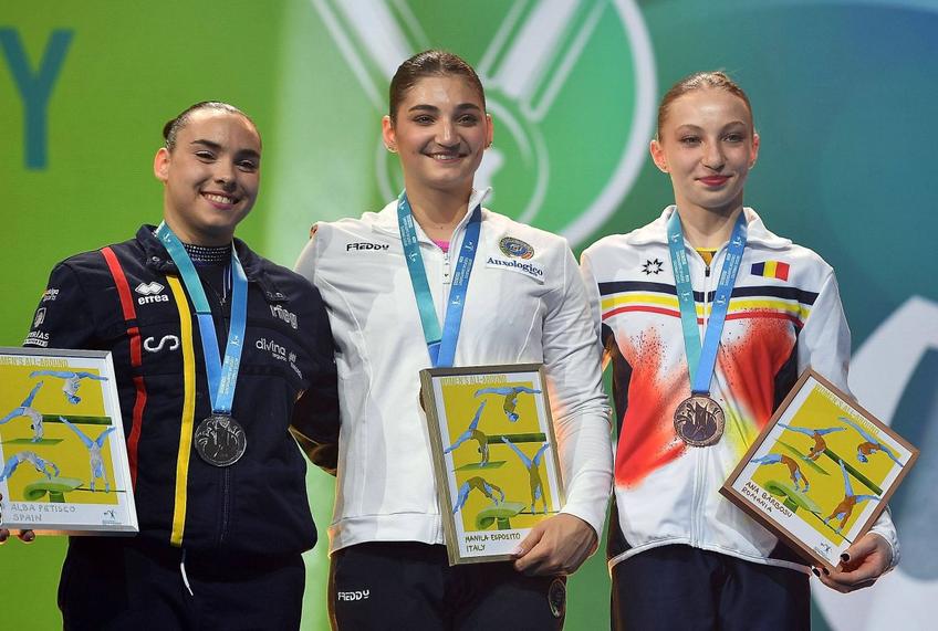 Ana Maria Bărbosu (dreapta), cu medalia de bronz, pe podiumul Campionatelor Europene. Foto: Imago Images