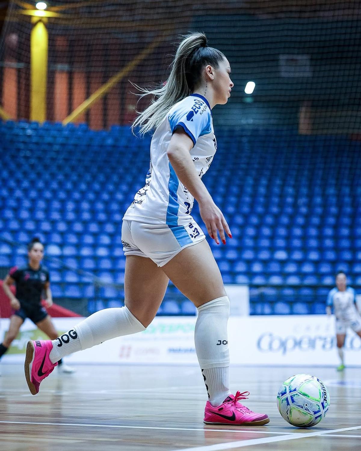 Marcela a fost concediată de club, a abandonat mingea și și-a găsit domeniul unde câștigă de 1.000 de ori mai mult: „M-am simțit trădată și de alte femei”