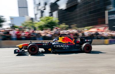 Evenimentul „Red Bull Showrun by ALUMIL”: spectacolul impresionant de sport motorizat la Atena!