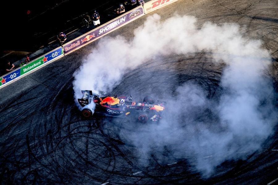 Evenimentul „Red Bull Showrun by ALUMIL”: spectacolul impresionant de sport motorizat la Atena!