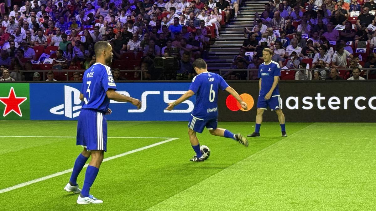 Imagini memorabile din culise » Roberto Carlos a vorbit în limba română la Budapesta, iar Horațiu Moldovan a intrat live cu Santi Cazorla: „Ești top, top, top!”