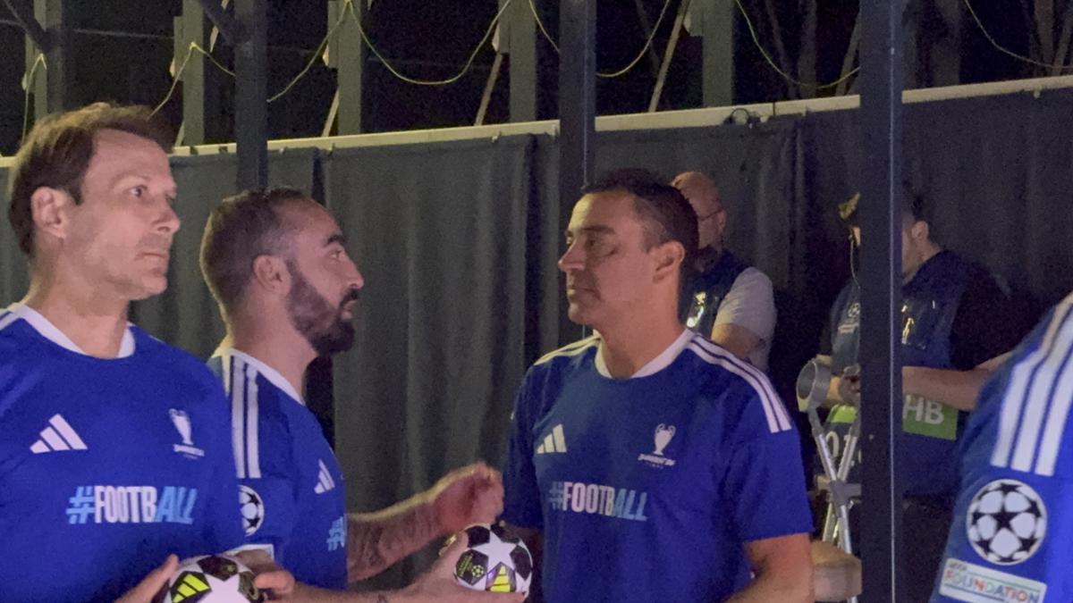 Imagini memorabile din culise » Roberto Carlos a vorbit în limba română la Budapesta, iar Horațiu Moldovan a intrat live cu Santi Cazorla: „Ești top, top, top!”