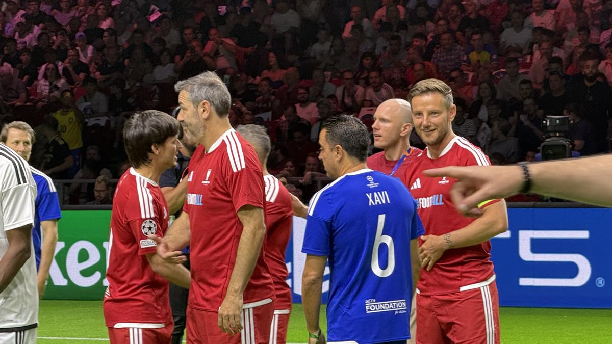 Imagini memorabile din culise » Roberto Carlos a vorbit în limba română la Budapesta, iar Horațiu Moldovan a intrat live cu Santi Cazorla: „Ești top, top, top!”