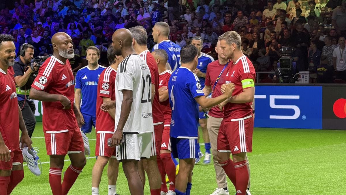 Imagini memorabile din culise » Roberto Carlos a vorbit în limba română la Budapesta, iar Horațiu Moldovan a intrat live cu Santi Cazorla: „Ești top, top, top!”