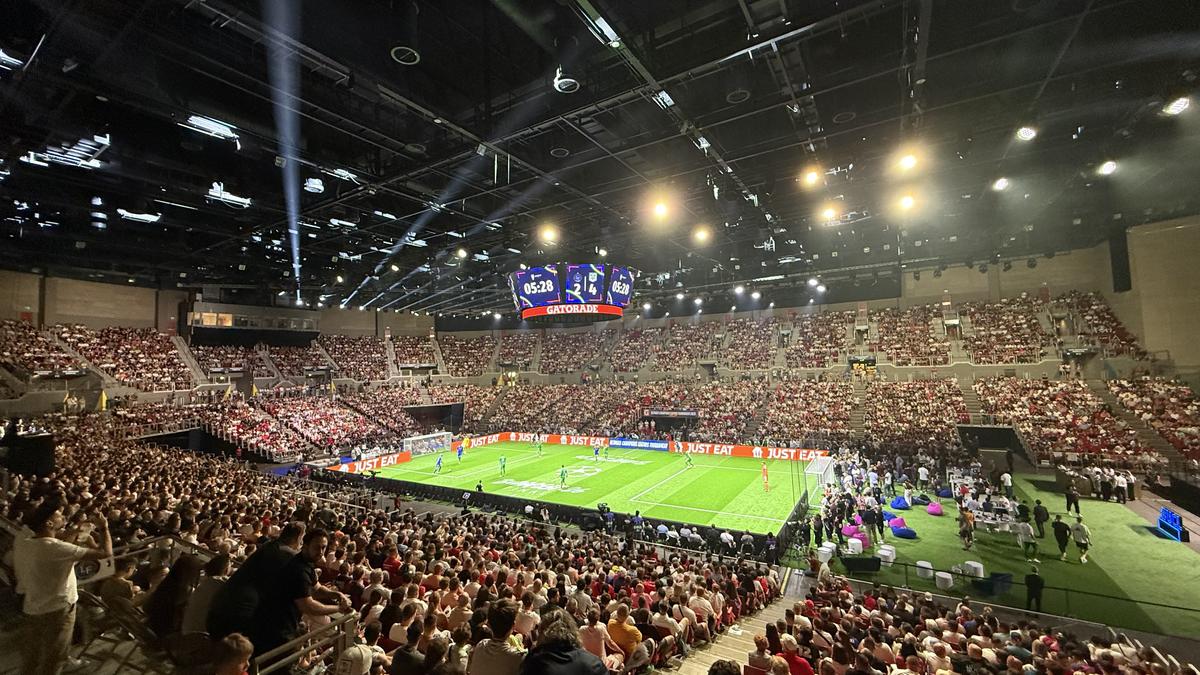 Imagini memorabile din culise » Roberto Carlos a vorbit în limba română la Budapesta, iar Horațiu Moldovan a intrat live cu Santi Cazorla: „Ești top, top, top!”