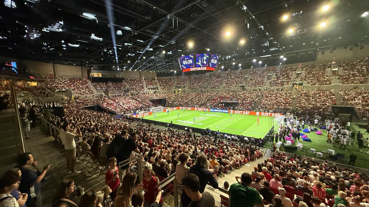Imagini memorabile din culise » Roberto Carlos a vorbit în limba română la Budapesta, iar Horațiu Moldovan a intrat live cu Santi Cazorla: „Ești top, top, top!”