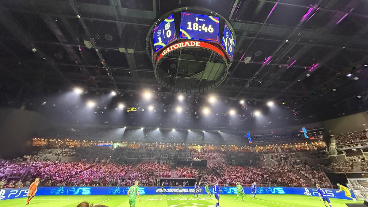 Imagini memorabile din culise » Roberto Carlos a vorbit în limba română la Budapesta, iar Horațiu Moldovan a intrat live cu Santi Cazorla: „Ești top, top, top!”