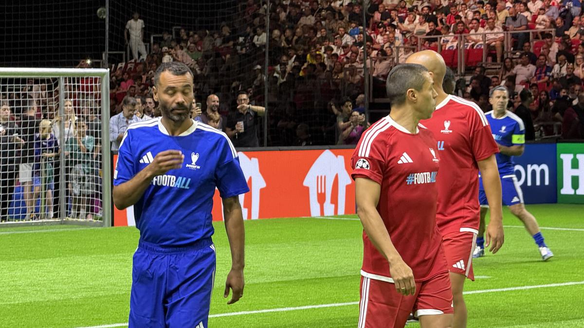 Imagini memorabile din culise » Roberto Carlos a vorbit în limba română la Budapesta, iar Horațiu Moldovan a intrat live cu Santi Cazorla: „Ești top, top, top!”