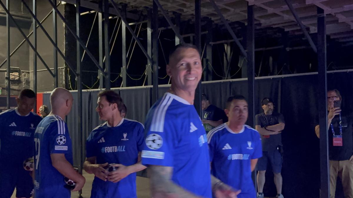 Imagini memorabile din culise » Roberto Carlos a vorbit în limba română la Budapesta, iar Horațiu Moldovan a intrat live cu Santi Cazorla: „Ești top, top, top!”