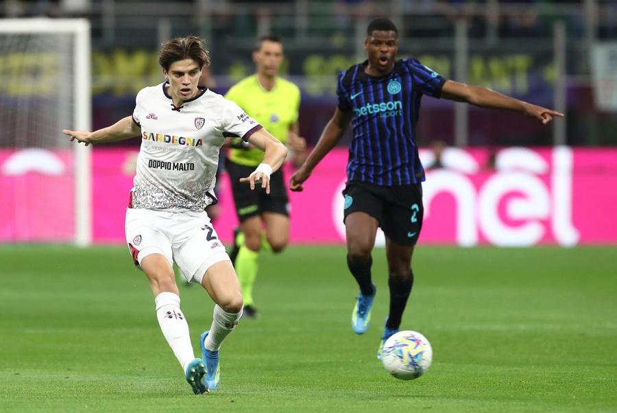 Marco Palestra (stânga), în duel cu Denzel Dumfries, olandezul pe care l-ar putea înlocui la Inter în sezonul viitor / Foto: GettyImages Concurență din Premier League pentru primul obiectiv al lui Cristi Chivu » Inter supralicitează cu a doua ofertă