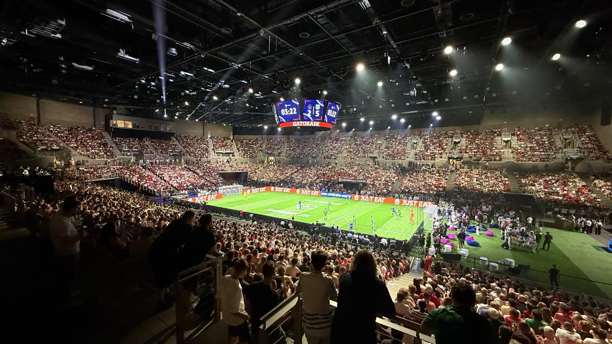 Imagini memorabile din culise » Roberto Carlos a vorbit în limba română la Budapesta, iar Horațiu Moldovan a intrat live cu Santi Cazorla: „Ești top, top, top!”