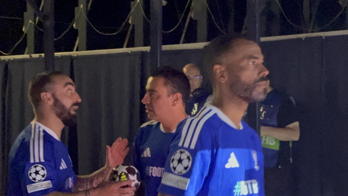 Imagini memorabile din culise » Roberto Carlos a vorbit în limba română la Budapesta, iar Horațiu Moldovan a intrat live cu Santi Cazorla: „Ești top, top, top!”