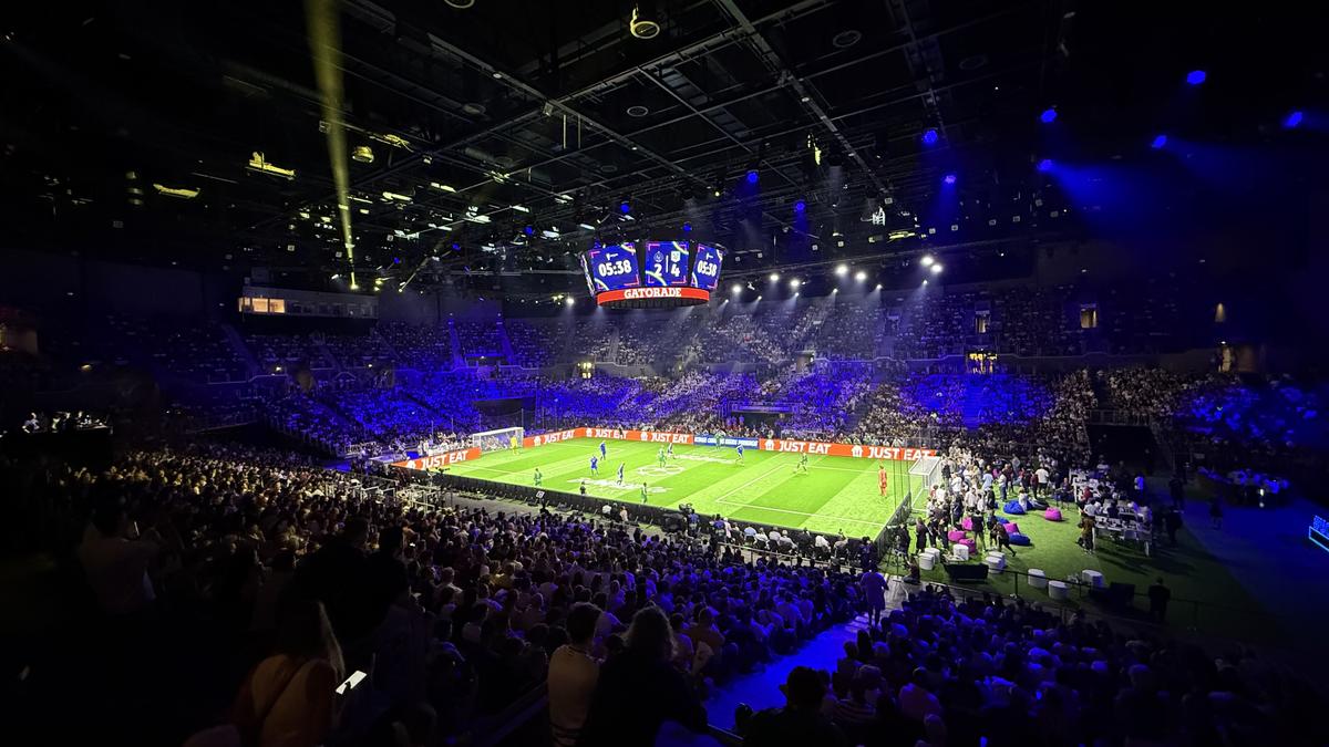 Imagini memorabile din culise » Roberto Carlos a vorbit în limba română la Budapesta, iar Horațiu Moldovan a intrat live cu Santi Cazorla: „Ești top, top, top!”