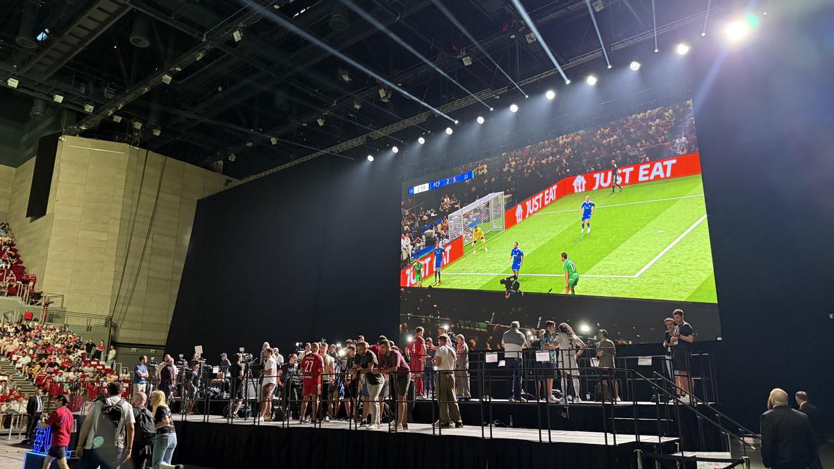 Imagini memorabile din culise » Roberto Carlos a vorbit în limba română la Budapesta, iar Horațiu Moldovan a intrat live cu Santi Cazorla: „Ești top, top, top!”