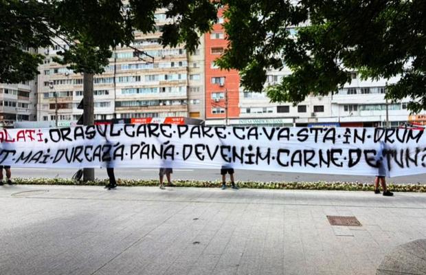 Ultrașii au luat atitudine după ce o dronă a lovit un bloc din Galați » Ce banner au afișat