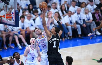San Antonio Spurs rezistă în fața campioanei en-titre și finala conferinței de vest va avea nevoie de meci decisiv