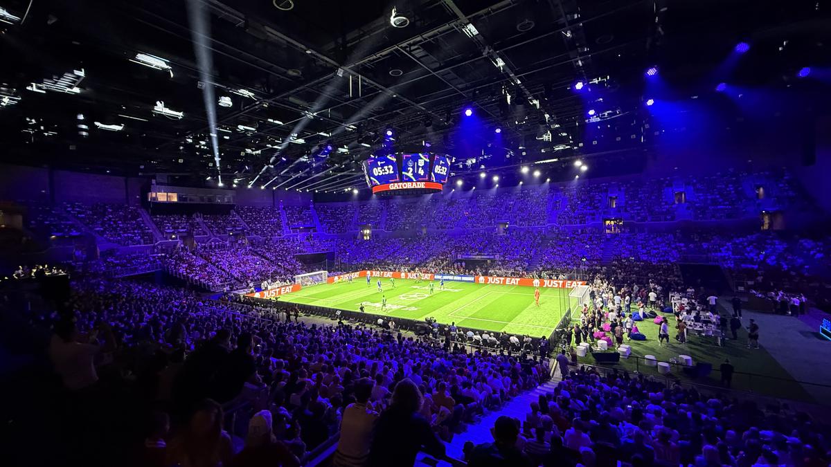 Imagini memorabile din culise » Roberto Carlos a vorbit în limba română la Budapesta, iar Horațiu Moldovan a intrat live cu Santi Cazorla: „Ești top, top, top!”