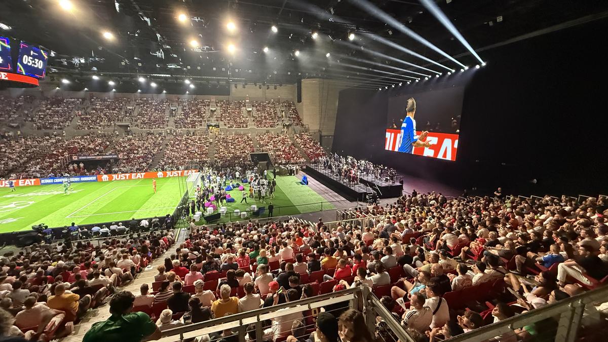 Imagini memorabile din culise » Roberto Carlos a vorbit în limba română la Budapesta, iar Horațiu Moldovan a intrat live cu Santi Cazorla: „Ești top, top, top!”