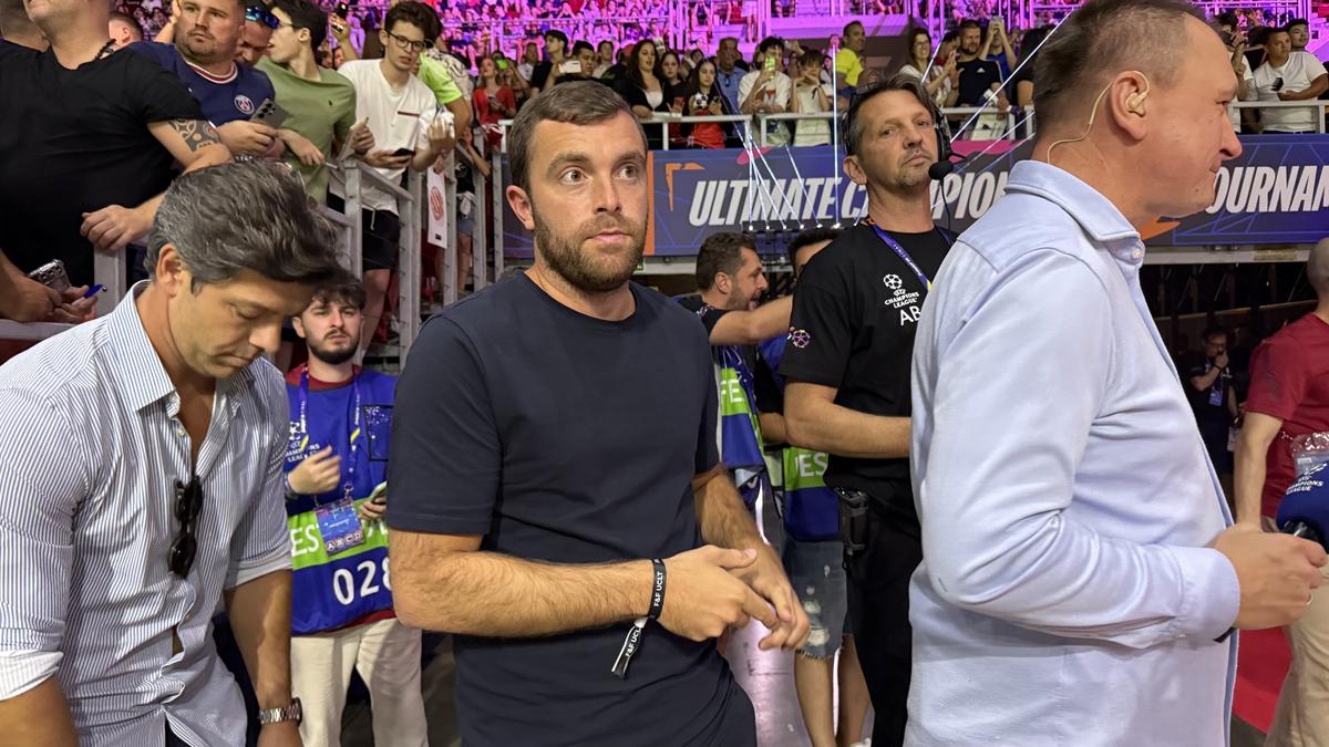 Imagini memorabile din culise » Roberto Carlos a vorbit în limba română la Budapesta, iar Horațiu Moldovan a intrat live cu Santi Cazorla: „Ești top, top, top!”