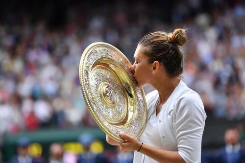Simona Halep sărutând trofeul în 2019 FOTO Raed Krishan
