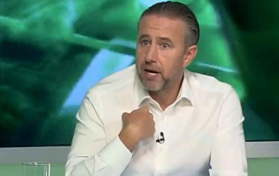 Reghecampf reacționând la întrebarea moderatorului. Captură Realitatea TV Laurențiu Reghecampf, surprins în direct: „Eu s-o las pe Ana?!”