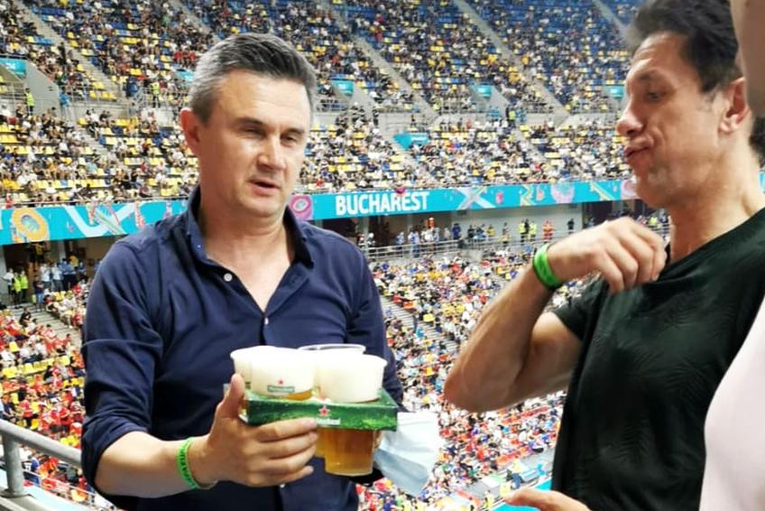 Gică Popescu și Cristi Balaj au urmărit Franța - Elveția din mijlocul suporterilor. FOTO: Gazeta Sporturilor