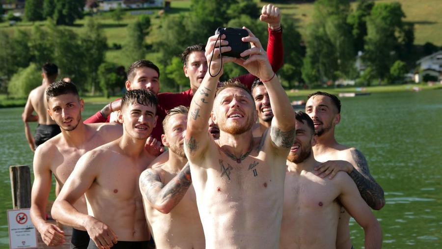 Bogdan Mitrea, fotograful de serviciu la Sepsi Vederi din Kaprun » Echipa Gazetei s-a „infiltrat” în cantonamentul lui Sepsi din Austria. Bogdan Mitrea, în rol de fotograf