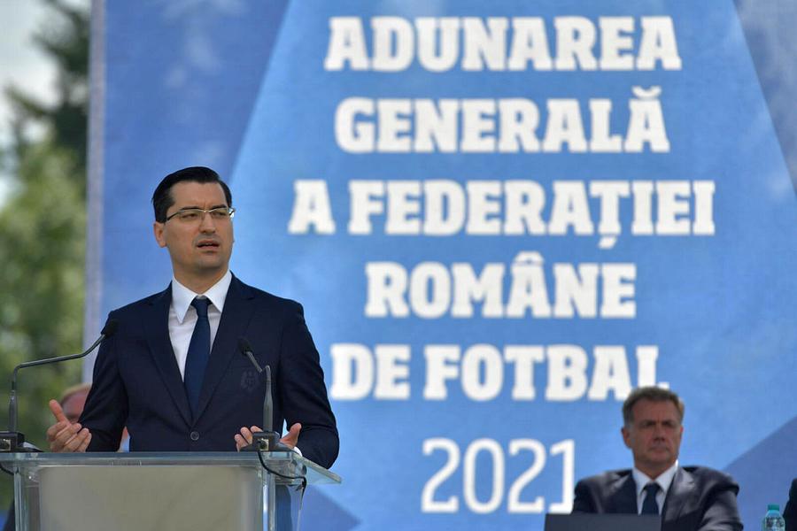 Omagiile aduse de toți cei prezenți lui Burleanu au amintit de elogiile din Epoca de Aur (foto: sportpictures.eu) Al XV-lea Congres » Adunarea Generală a FRF, exercițiu de laude la adresa lui Răzvan Burleanu și aplauze declanșate la comandă