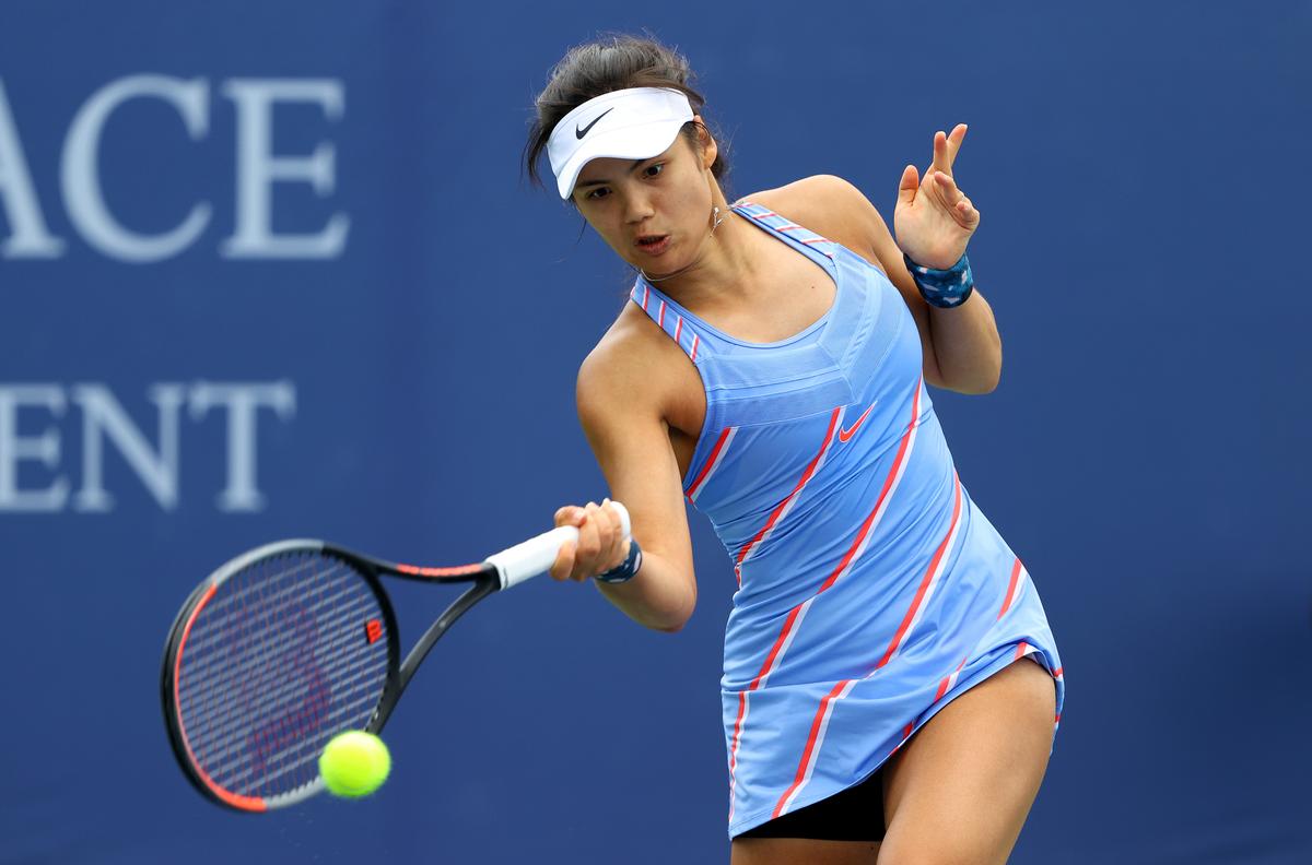 Emma Răducanu, steaua cu origini românești a tenisului britanic, poze pe teren, personale și din Vogue