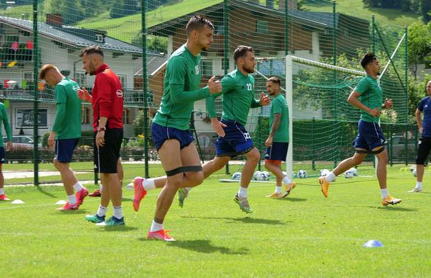 Trei jucători, lăudați de Leo Grozavu la antrenamentul de dimineață » Sepsi joacă azi primul amical + ce supertransfer a încercat