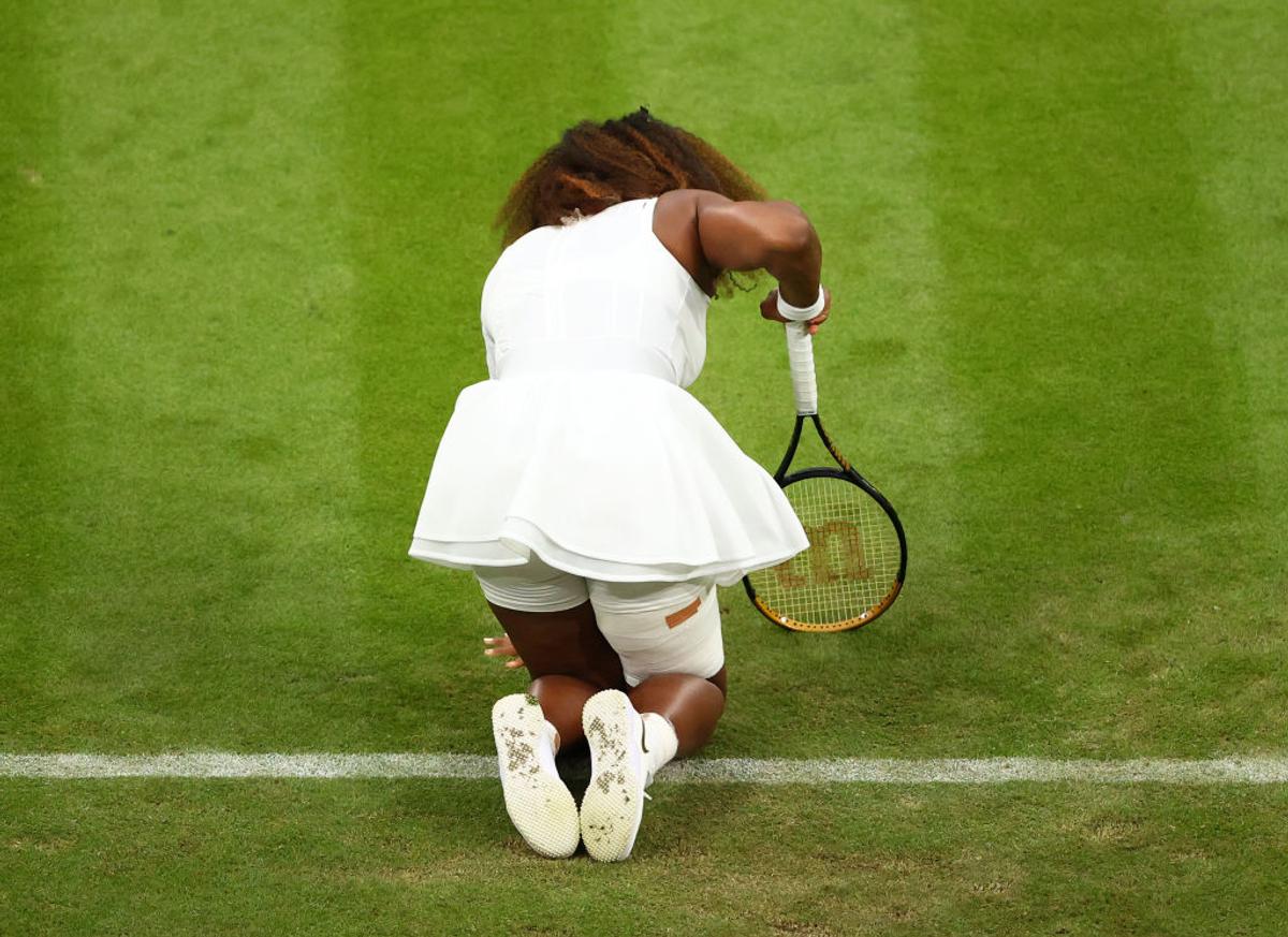 Serena Williams a abandonat în primul meci de la Wimbledon! Imagini dureroase: s-a prăbușit în genunchi și a început să plângă