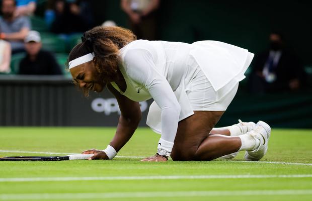 Serena Williams a abandonat în primul meci de la Wimbledon! Imagini dureroase: s-a prăbușit în genunchi și a început să plângă