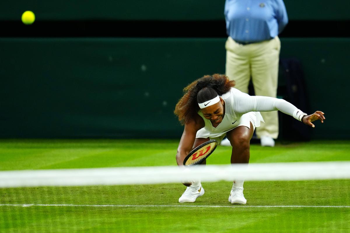 Serena Williams a abandonat în primul meci de la Wimbledon! Imagini dureroase: s-a prăbușit în genunchi și a început să plângă