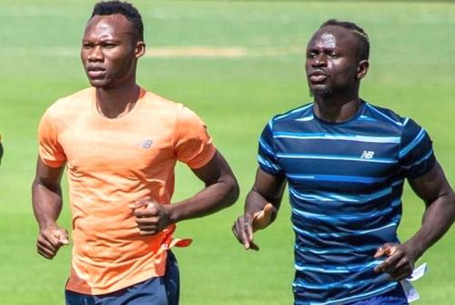 Desire Azankpo, în stânga, alături de Sadio Mane