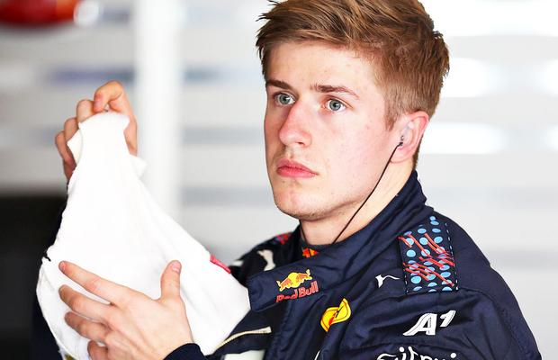 Decizii contradictorii față de pilotul acuzat de rasism » Red Bull l-a dat afară, echipa din Formula 2 îi mai oferă o șansă: „Ce spune asta despre societatea noastră?”