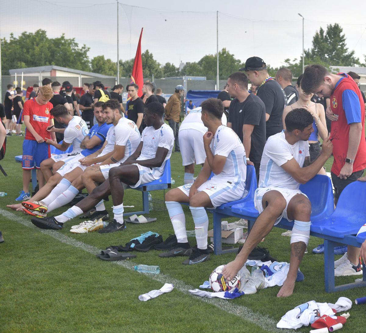 „Nordul” e gata pentru noul sezon! Ultrașii roș-albaștrilor au făcut spectacol la amicalul FCSB-ului