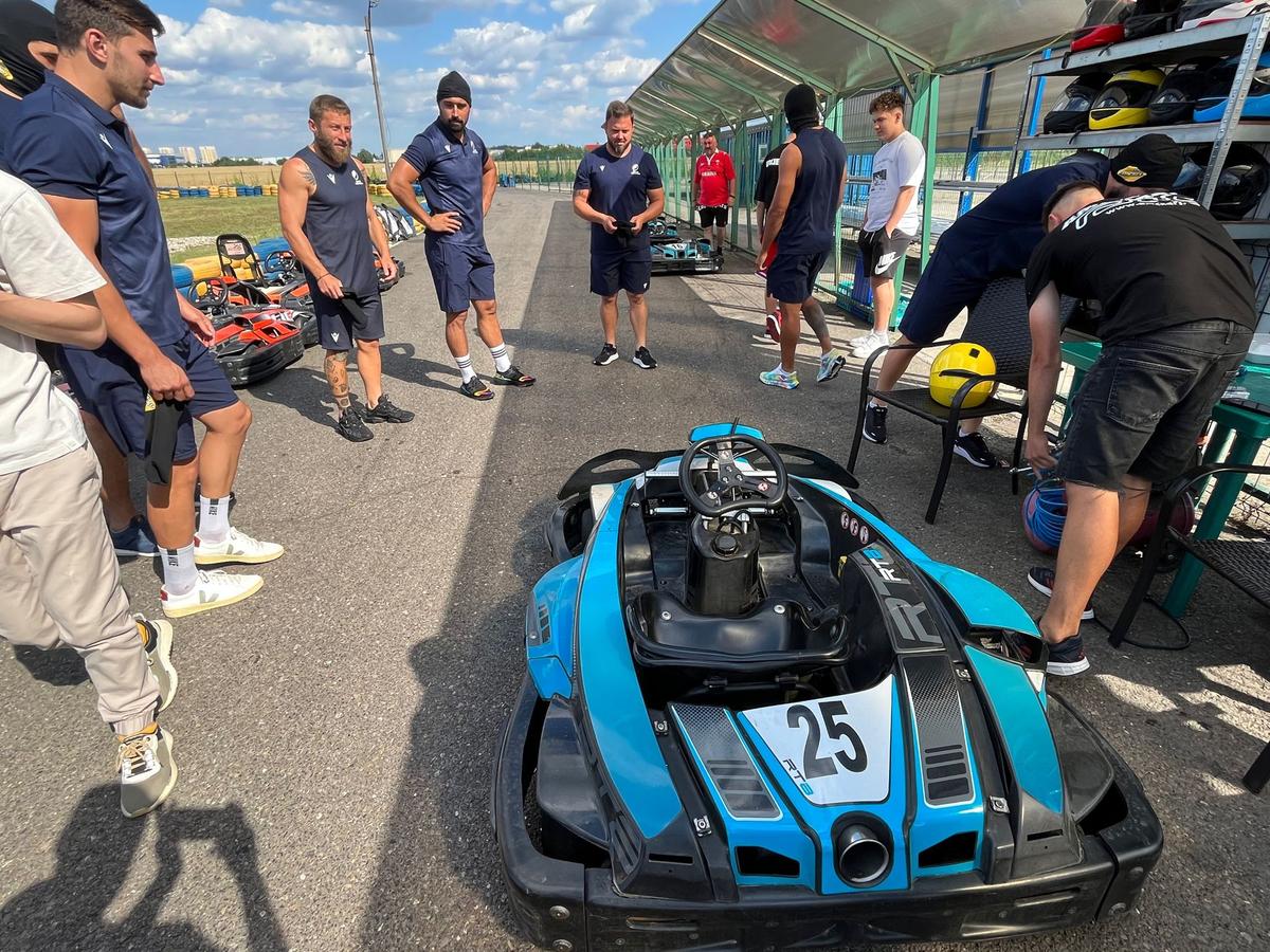 Au dat balonul de rugby pe viteză! În plină pregătire pentru Mondial, „stejarii” s-au întrecut azi la karting: „Ce încet merg” / „Nu au putere astea, suntem prea grei”