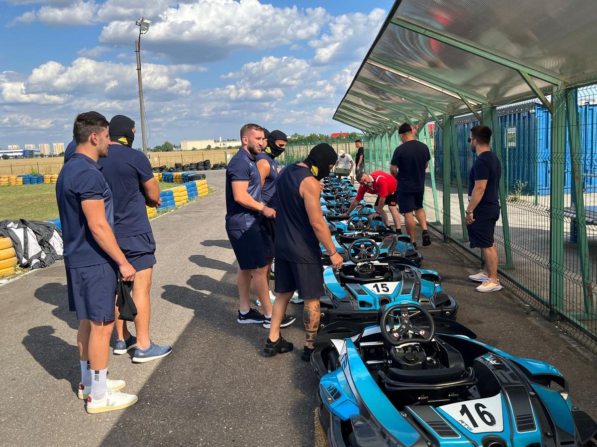Au dat balonul de rugby pe viteză! În plină pregătire pentru Mondial, „stejarii” s-au întrecut azi la karting: „Ce încet merg” / „Nu au putere astea, suntem prea grei”